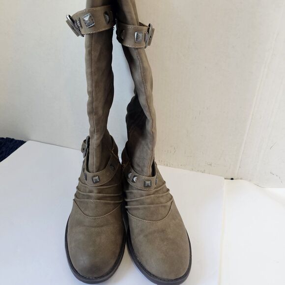 Banana Blue Studded Taupe Knee Tall Boots Sz 9M Buckle Block Heel Moto Fall S129 - Picture 4 of 12